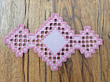 Hardanger Handarbeit Tisch-Deckchen rosa koralle rot 25×15 cm Stickerei Läufer
