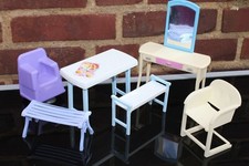 MATTEL BARBIE MÖBEL K13 SCHMINKTISCH FRISIERTISCH SESSEL TISCH BANK SCHWINGSTUHL