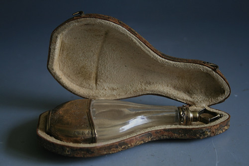 Antiker duftflakon aus glas - duftflakon,