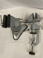 Mobile Schraubstöcke, einer zum Klemmen, einer zum Ansaugen. Sehr guter Zustand