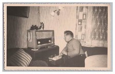 Mann mit Tonbandgerät - Röhrenradio Fernglas Wohnung - Altes Foto 1950er