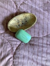 Seifenschale aus Olivenhoz in ovaler Form ca. 7x9,5 cm mit Olivenöl-Seife