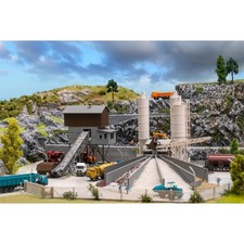 Betonanlage, mit Kiesladesilo