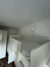 Weißes IkeaHochbett aus Holz