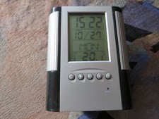 LCD Uhr Datum Schreibtisch Stiftehalter Digitalwecker Büro Organizer 11,5x9x5cm