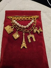 Elegante, goldfarbene Brosche