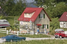 Piko G 62072 – Wohnhaus mit Gerüst  Bausatz Gartenbahn (1:22,5) - Neuware