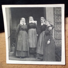 4 Frauen - Tracht ? Kopftuch 