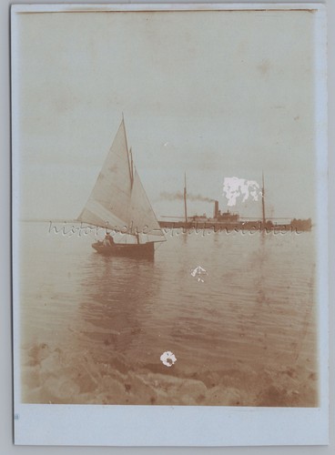 Dampfer und segelboot auf - und,