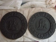 2 Teller Eisen Wandrelief Eisenkunst Dame usw. Skulptur Braun GFS Essen 20,5 cm