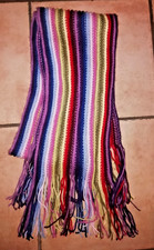 Ein mehrfarbiger leichter Strickschal mit Fransen Länge ca. 180 cm Breite ca. 20