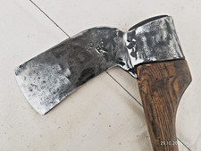 Historische antike geschmiedete Zimmermanns Axt mit Stiel aus Frankreich.