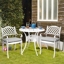 2x weißem Gartenstühle aus