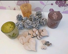 Herbstdekoration Windlichter Tannenzapfen Holzherzen Diverse
