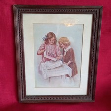 ANTIKER GERAHMTER DRUCK 30er Jahre, zwei junge mädchen mit schokoladenschachtel