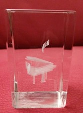 3D Glasquader Musik, Motiv