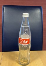 Coca Cola  Glas Prägeflasche 0,5 liter -  Aufdruck : Pfand Werflasche - ANSEHEN