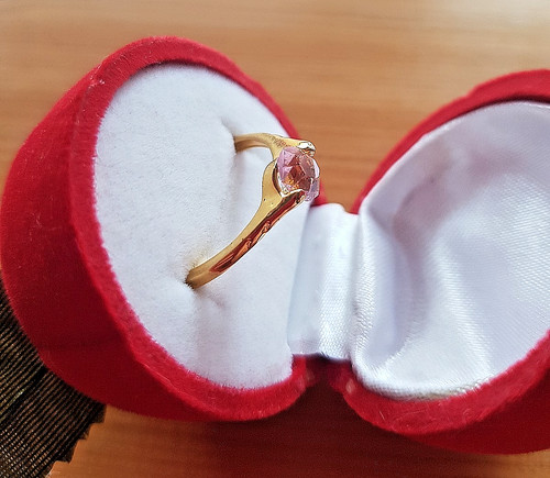 Goldring mit rosa - , zirkonia