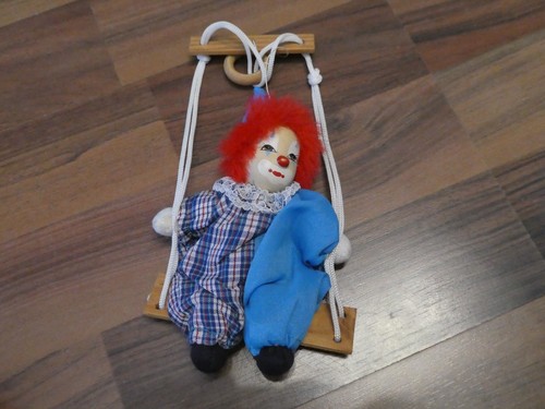 Clown puppen auf schaukel - puppen,