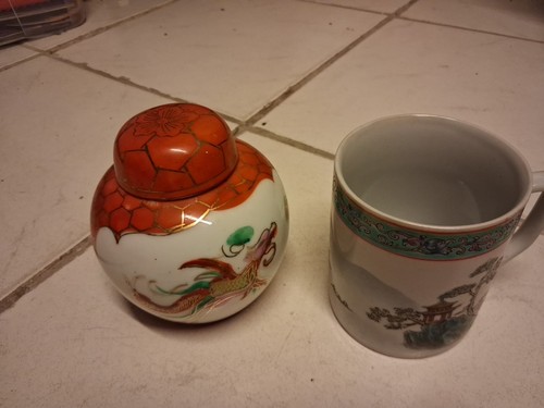 Vase und tasse aus - und,