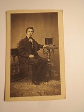 Wien - sitzender junger Mann