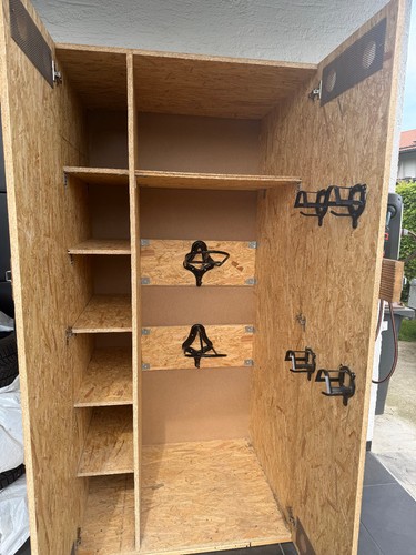 Sattelschrank aus holz - sattelschrank,