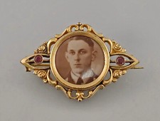 9325109 Antike Fotobrosche Jugendstil Durchbruchrand gelbe Steine 4x2,5cm