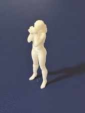Deko Slotcar Figur Frau mit Kamera  FFMKO unbemalt für Carrera 132 Uni