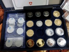 Nachlass Etui Mit Münzen Aus Porzellan( Meißner ), Vergoldet Und Versilberte 