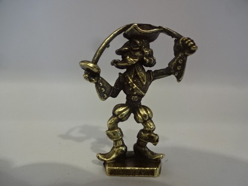 Metallfigur grotesker - metallfigur,