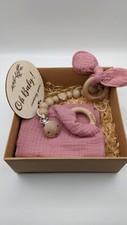 LOPESCH.Geschenkset für Neugeborene, Lätzchen mit Holzring, Schnuller-Kette Clip