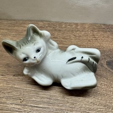 Porzellan Katze liegend