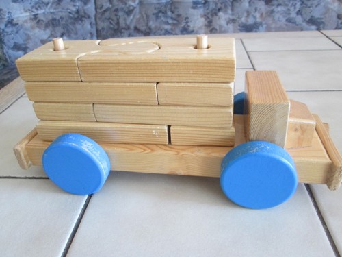 Holzauto mit ladung - holzauto, zum