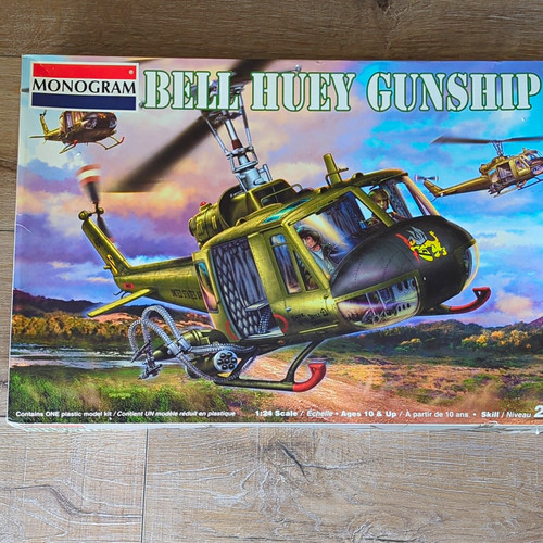 Monogram bell huey - bell, gunship