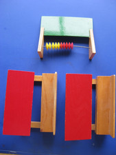 Zwei alte Schulbänke u. eine Holztafel für größeres Spielhaus, vintage