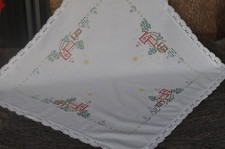 Omas HANDARBEIT- Kreuzstich-Stickerei Weihnachtsdecke 83/76 