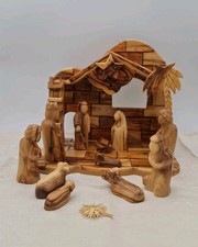 H6) Handarbeit. Holzkrippe, Modern mit Spieluhr. Olivenholz. Weihnachten