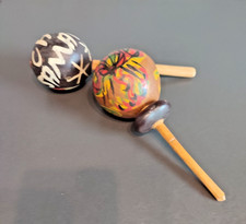 2 Jamaikanische Maracas-Handpercussio-geschnitzte Musikinstrumente-1970 er Jahre