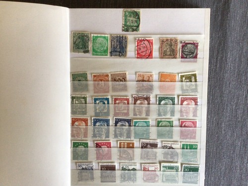 Album mit briefmarken aus - briefmarken,