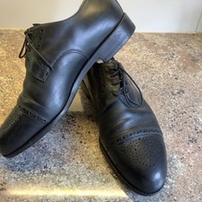 Schwarze holzgenagelte Lederschuhe von Handmacher Ősterreich