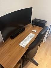 Komplettes PC-Setup – Ultra-Wide-Monitor, Gamingstuhl, Lautsprecher, Zubehör.