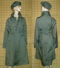 GRÜNER REGENMANTEL - RAINCOAT
