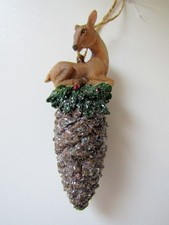 Tannenzapfen mit Reh aus