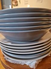 13 Teller 6x Tiefe Teller / 7x Flache Teller . Groß aus Hochwertigen Matrial .