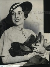 1935 Press Photo Mrs. Albert