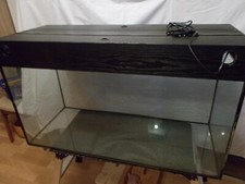 Großes Aquarium 100l mit Aussenfilter, Beleuchtung ,und Rückwandfolie.