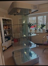 Glasvitrine mit Beleuchtung