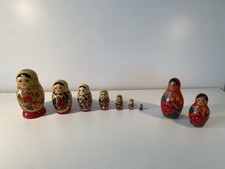 7 Russische Matroschkas Hand