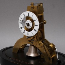 Skelettuhr mit Wecker, Tischuhr