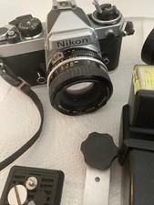 Nikon FE Spiegelreflexkamera mit viel Zubehör und hochwertiger Tasche